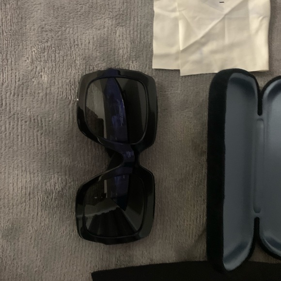Gucci Accessories - New, no scratches!! originals 100%
🤩👌🏼